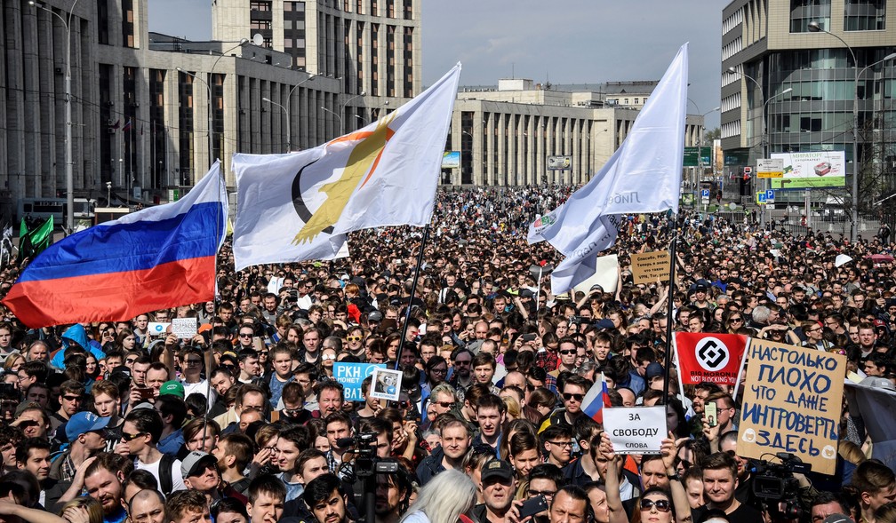 Manifestação reuniu cerca de 8 mil russos nesta segunda-feira (30) em Moscou (Foto: Alexander Nemenov/AFP )