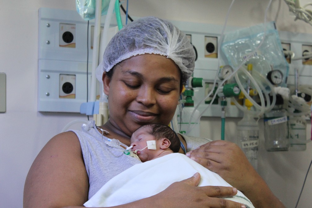 Luciléia Fidalgo acompanha de perto o desenvolvimento do filho Pedro e com carinho auxiliar a recuperação  (Foto: Adneison Severiano/G1 AM)