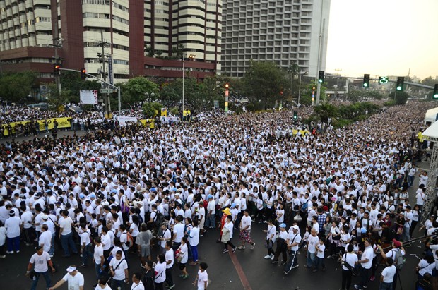 Mais de 175 mil pessoas participaram de caminhada beneficente na baía de Manila, nas Filipinas (Foto: Iglesia Ni Cristo, HO/AP)