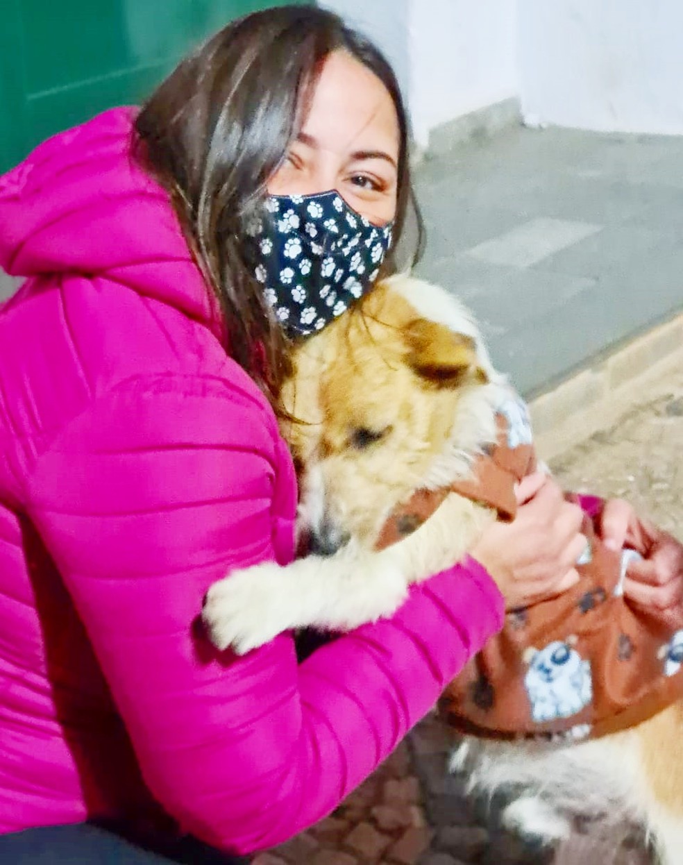 Cãozinho de rua recebe roupinha e agradece voluntária — Foto: Arquivo Pessoal