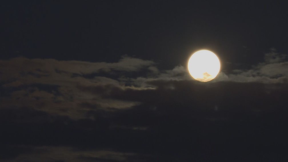 "Superlua rosa" foi vista no céu de Brasília — Foto: TV Globo/Reprodução