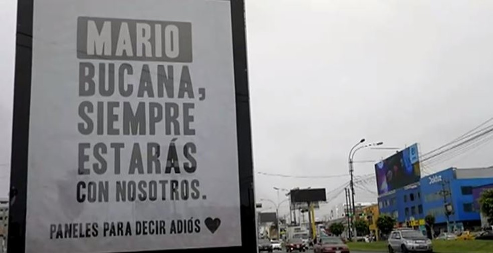'Mario Bucana, sempre estará conosco', diz cartaz em homenagem a vítima da Covid-19 em Lima, no Peru — Foto: Productora Fertil/Reuters TV