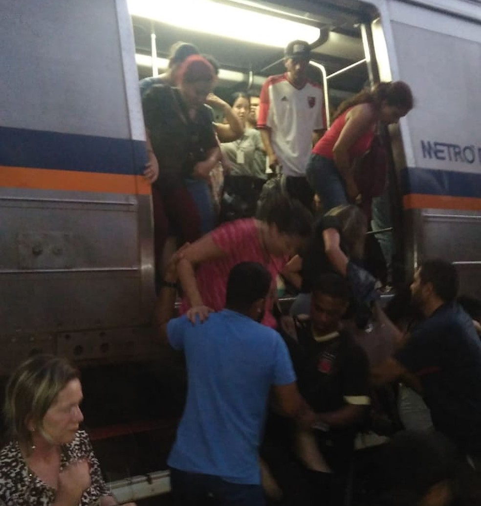 Passageiros desceram dos vagões e saíram caminhando pelos trilhos — Foto: Arquivo pessoal