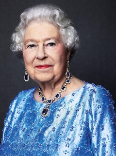 Jubileu de Safira Rainha Elizabeth II completa 65 anos de trono: Buckingham reedita foto da monarca com colar de safiras para celebrar 