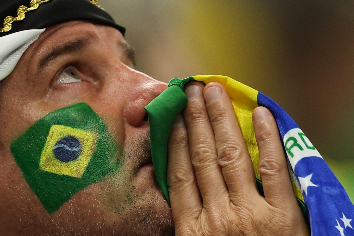 Torcedor do Brasil reza antes do início do jogo no Estádio Lusail — Foto: Adrian DENNIS / AFP