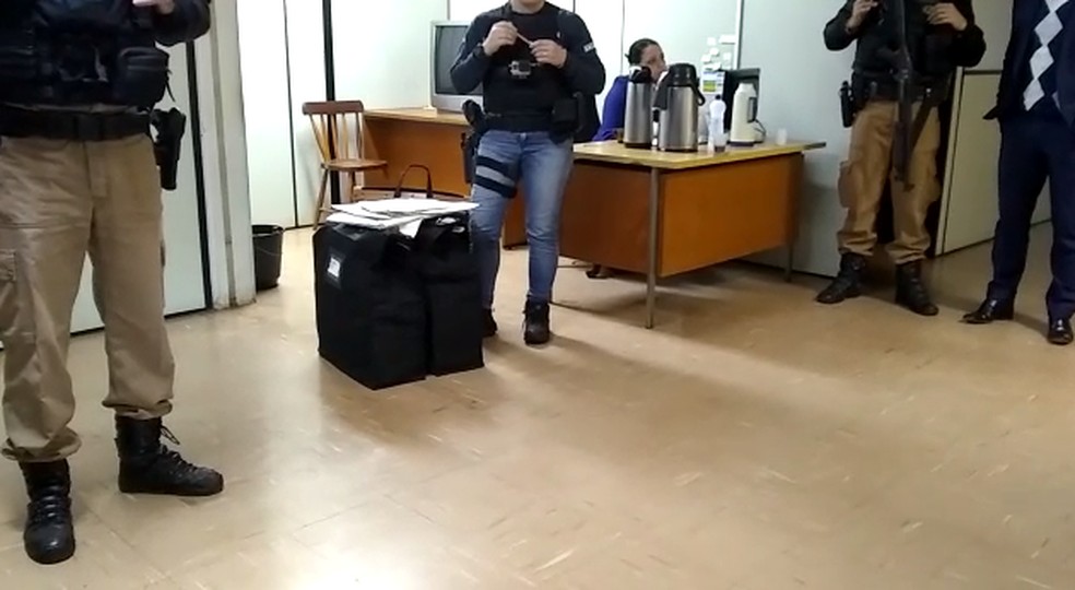 São cumpridos também, vinte mandados de busca e apreensão e a suspensão do exercício do cargo contra uma servidora do município — Foto: Sandro Mesquita 