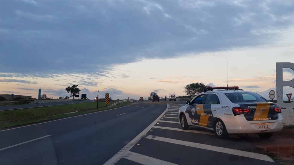 Após retirada da carreta, tráfego foi liberado totalmente no km 354 da SP-294, no sentido Marília-Bauru — Foto: Fernando Savioli/TV TEM