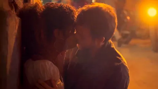 Com horror, Sol lembra beijo em Theo no passado