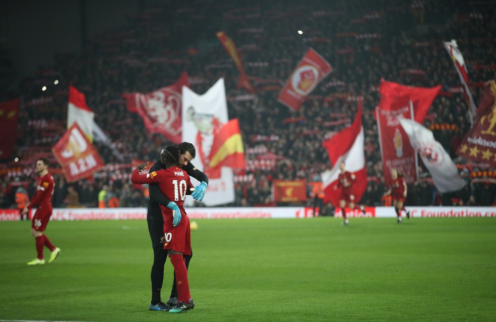 Alisson é cumprimentado por Mané durante vitória do Liverpool sobre o Manchester United — Foto: Reuters