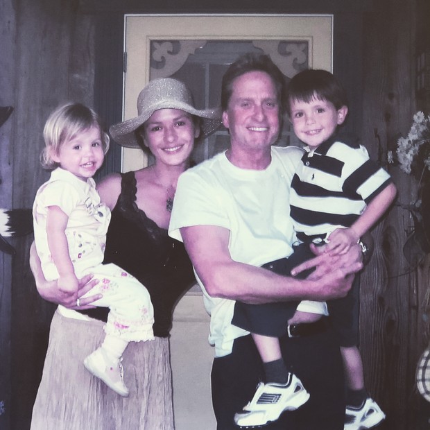 Catherine Zeta-Jones e Michael Douglas reproduzem foto com os filhos (Foto: Reprodução/Instagram)