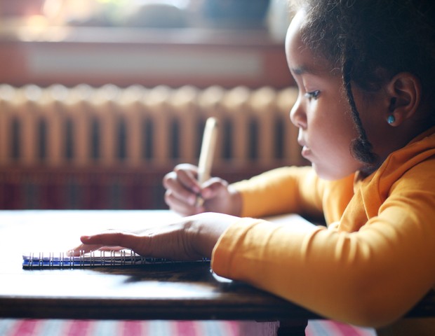 Menina escrevendo na escola (Foto: Thinkstock)