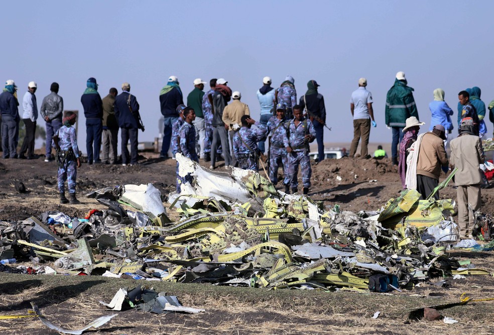 Agentes da polÃ­cia federal da EtiÃ³pia trabalham no local onde o aviÃ£o do voo ET 302 da Ethiopian Airlines caiu, perto da cidade de Bishoftu, perto da capital Addis Abada â€” Foto: Tiksa Negeri/Reuters
