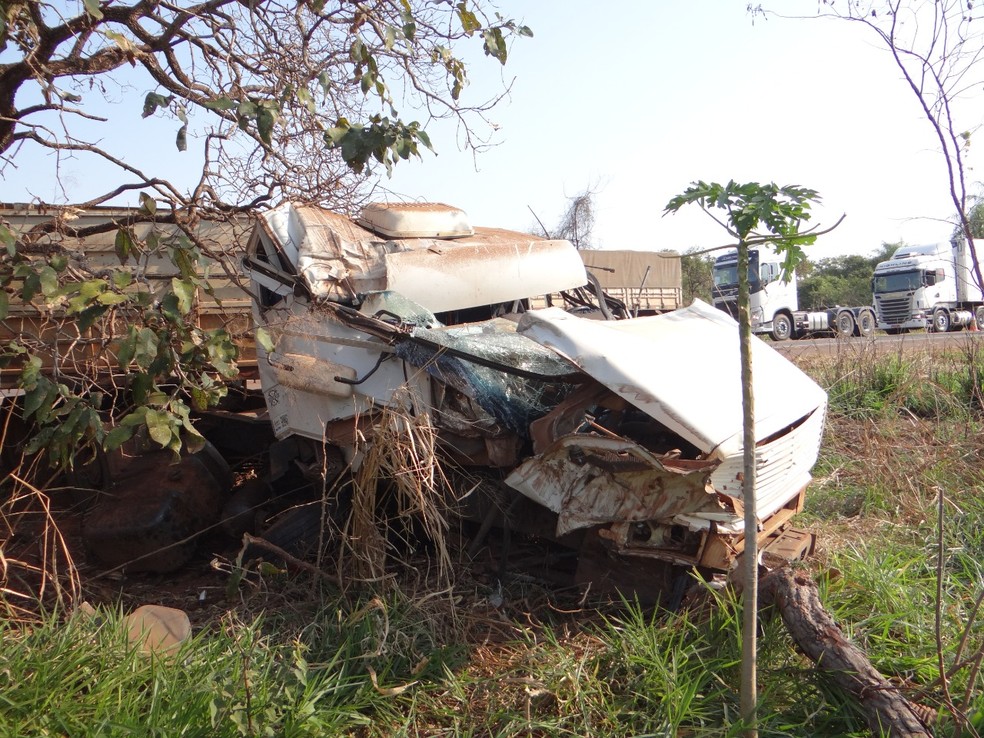 Carreta que invadiu pista contrária ficou totalmente destruída após colidir com árvore — Foto: Rodrigo Rodrigues/Nova Alvorada News