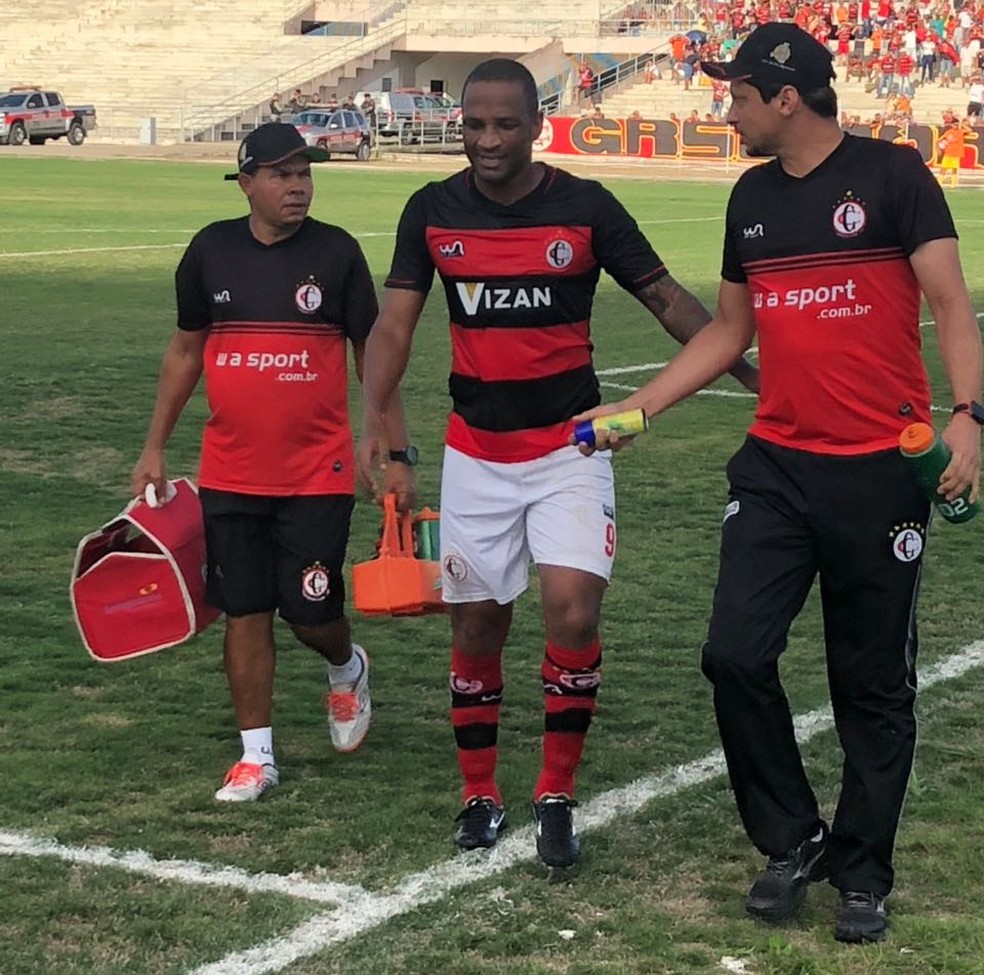 Rodrigo Silva ficaria fora por pelo menos 90 dias, mas, com boa evolução, deve voltar bem antes disso (Foto: Silas Batista / GloboEsporte.com)