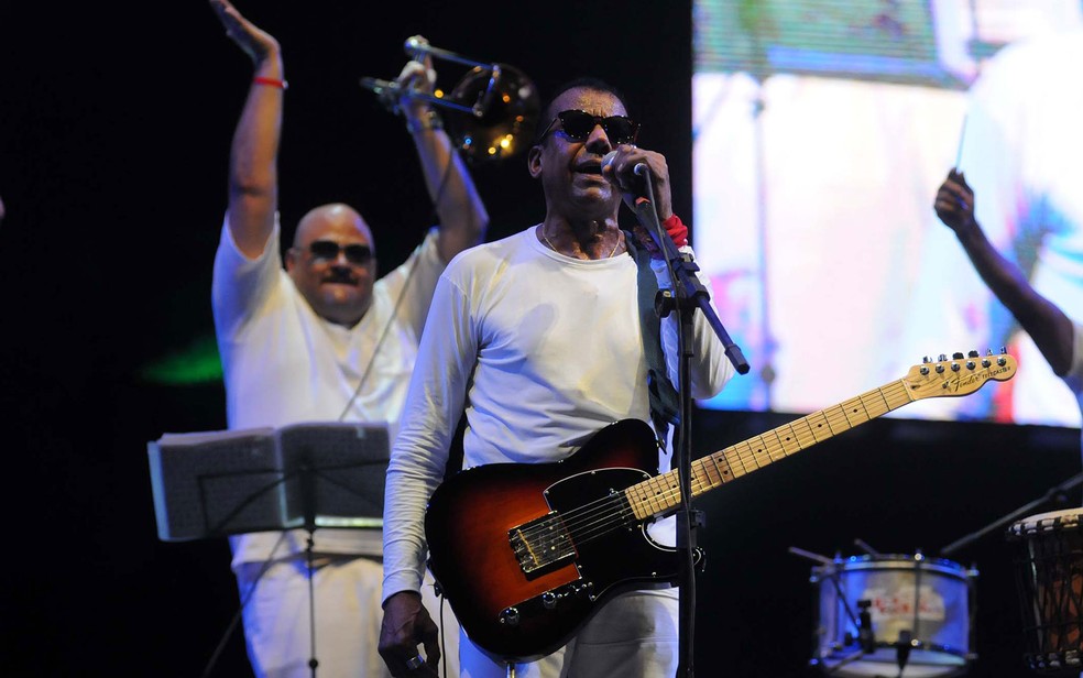 Show de Jorge Ben Jor anima o público antes da contagem regressiva em Copacabana — Foto: Alexandre Durão / G1
