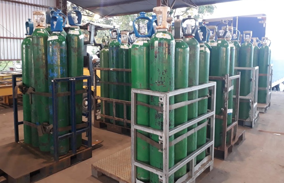 Cilindros de oxigênio que serão levados por avião até Manaus — Foto: Divulgação/Azul Linhas Aéreas