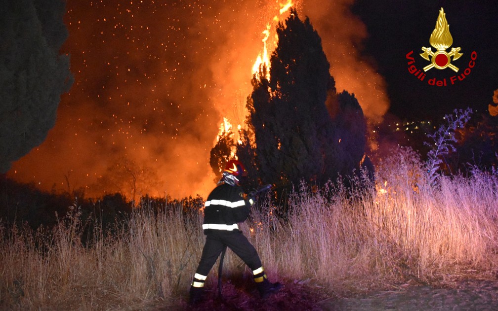 Os bombeiros italianos lutam contra um incêndio que assola Palermo, na Sicília, que expulsou as pessoas de suas casas — Foto: Stringer/Vigili del Fuoco/AFP 