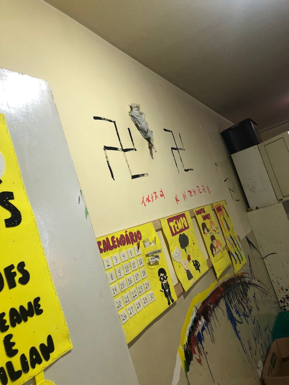 Suspeitos desenharam símbolo nazista nas paredes de creche  — Foto: Divulgação