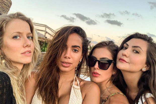 Anitta com amigas (Foto: Reprodução/Instagram)