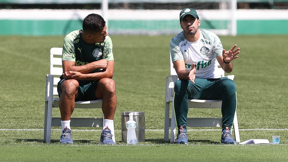 Em recuperação de lesão, Gabriel Menino volta a fazer treinos com bola no Palmeiras