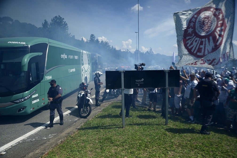 Palmeiras é recebido com festa da torcida e aglomeração em embarque; veja fotos