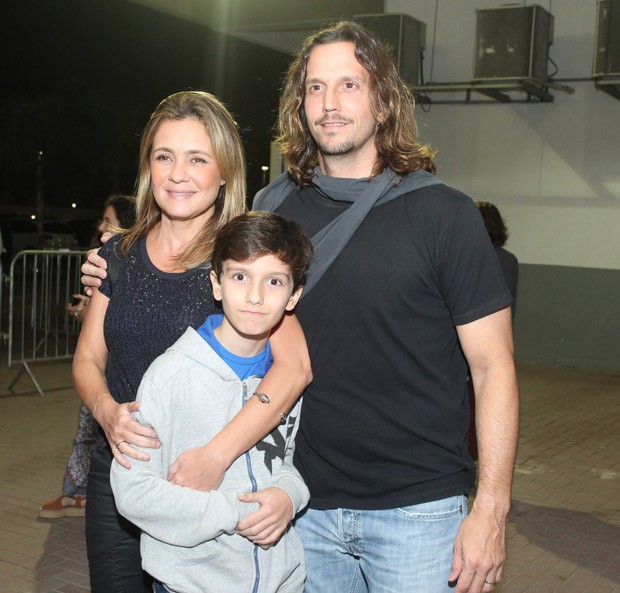 Adriana Esteves e Vladimir Brichta com o filho Vicente (Foto: Marcello Sá Barretto/AgNews)