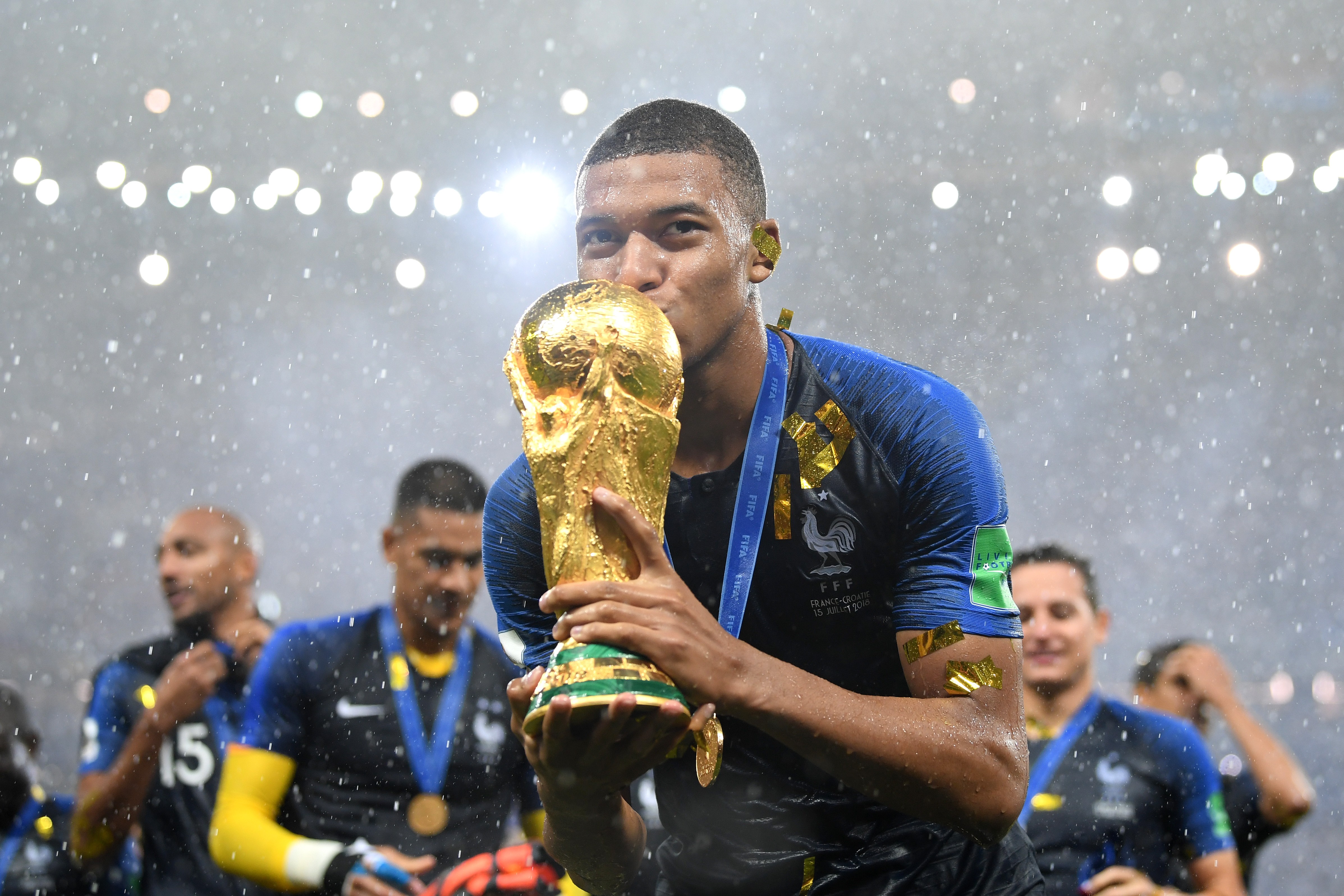 MOSCOW, RUSSIA - JULY 15:  Kylian Mbappe of France celebrates with the World Cup trophy following the 2018 FIFA World Cup Final between France and Croatia at Luzhniki Stadium on July 15, 2018 in Moscow, Russia.  (Photo by Matthias Hangst/Getty Images) (Foto: Getty Images)