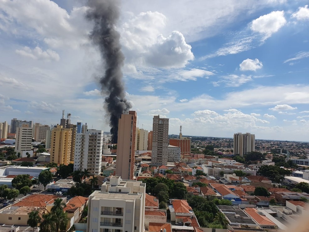 Coluna de fumaÃ§a Ã© possÃ­vel ver de longe no incÃªndio em AraÃ§atuba â€” Foto: Arquivo Pessoal