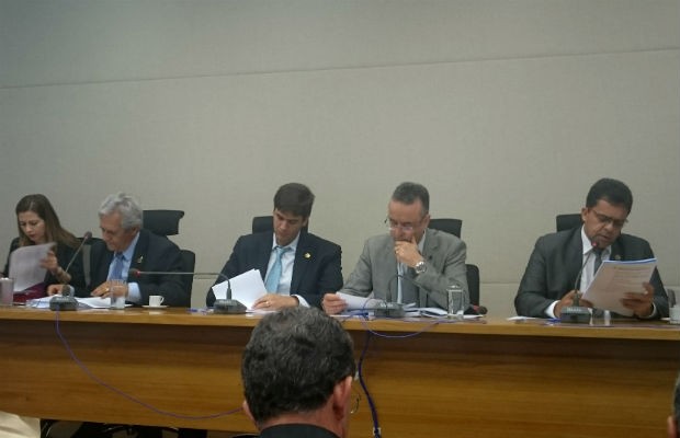 Membros da CPI do Transporte Público na Câmara Legislativa do DF, durante votação de relatório (Foto: Mateus Rodrigues/G1)