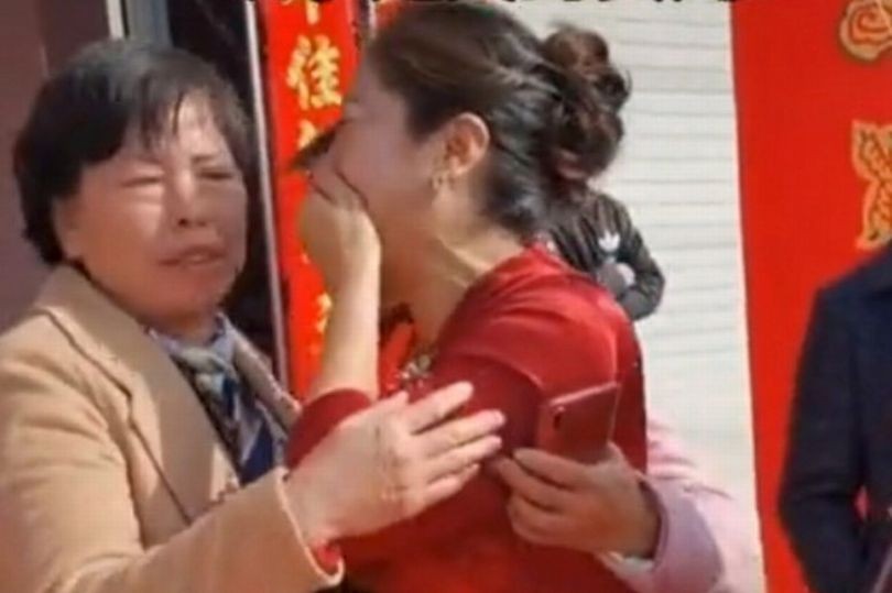 Na China, noiva descobre que é filha da sogra durante seu casamento  (Foto: Reprodução)