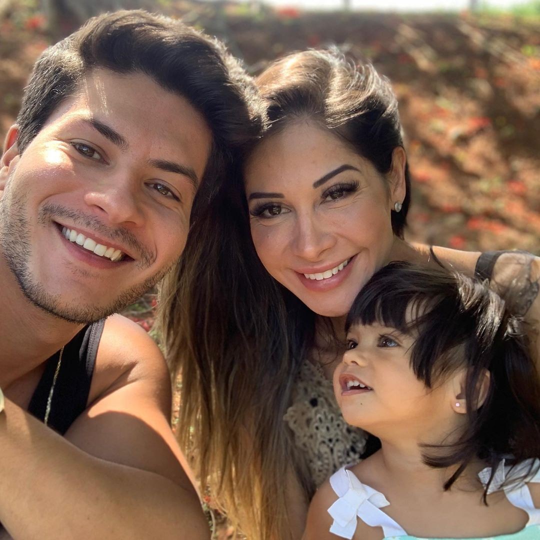 Maíra Cardi compartilha clique com Arthur Aguiar e a filha, Sophia: 'Te amamos' (Foto: Reprodução / Instagram)