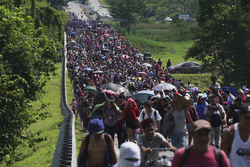Em foto de arquivo, imigrantes passam pela Villa Comaltitlan, no caminho pelo México até a fronteira dos Estados Unidos.  — Foto: Marco Ugarte/AP