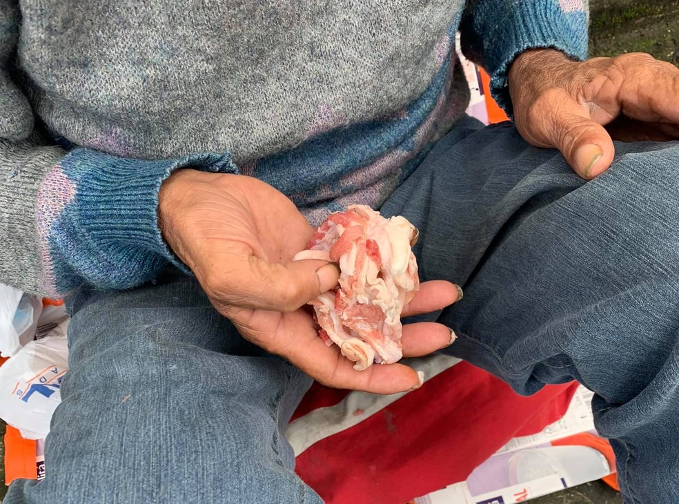 Carne crua foi jogada para morador de rua, segundo jovem que denunciou o caso — Foto: Reprodução/Redes Sociais