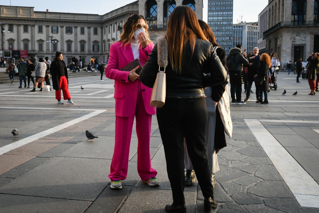 0 Homem e mulher passeiam por Milão com máscaras protetoras para combater a possível infecção do coronavírus (Foto:  (Foto de Andrea Diodato / NurPhoto via Getty Images))