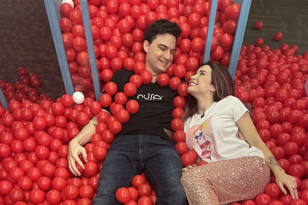 Felipe Neto e Bruna Gomes em piscina de bolinha (Foto: Instagram/Reprodução)
