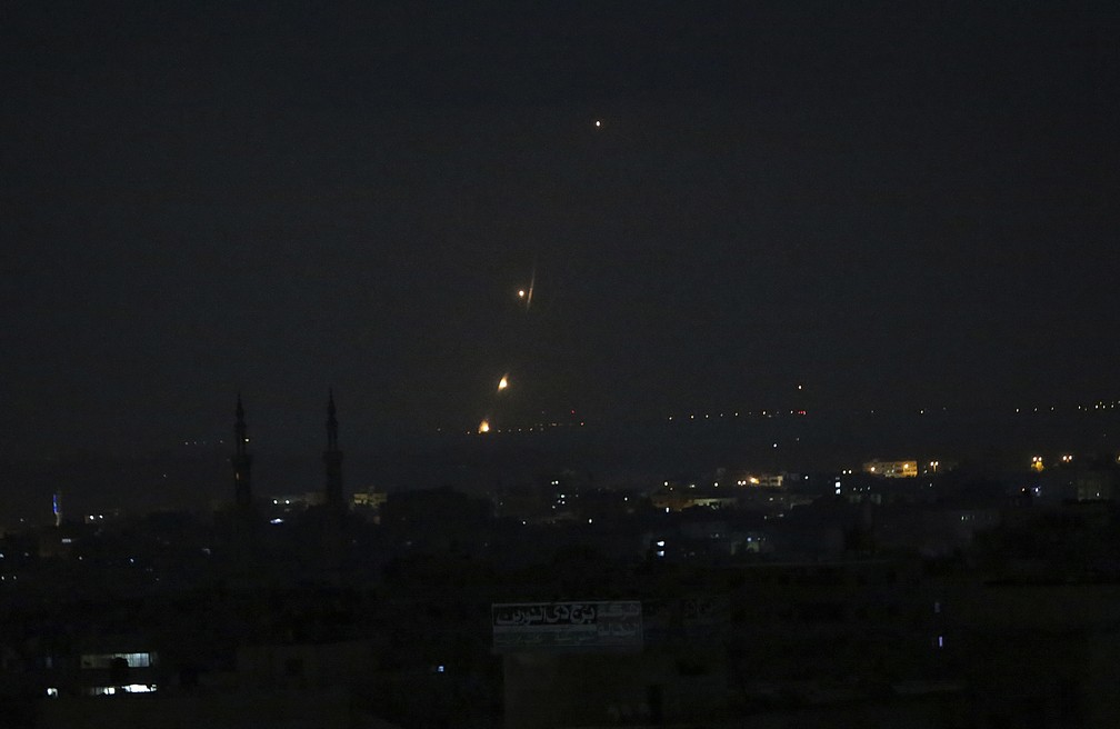 Chamas de foguetes disparados por militantes palestinos sÃ£o vistas sobre a Faixa de Gaza na madrugada desta quarta-feira (30) (Foto: Adel Hana/AP Photo)
