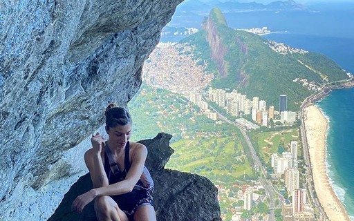Grazi Massafera posa em topo de montanha após trilha: "Natureza, sua linda"