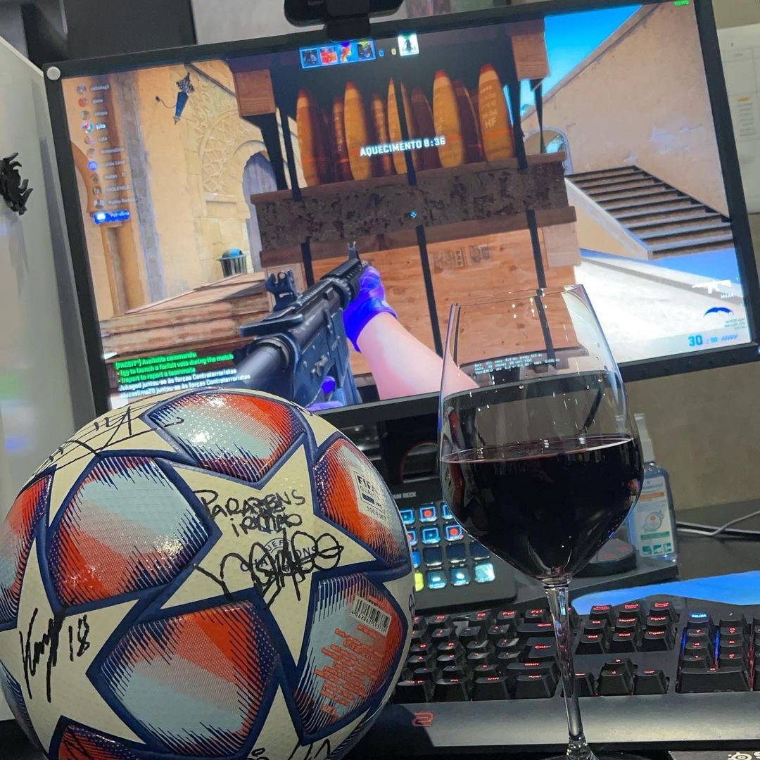 Após goleada, Neymar posta tomando vinho e jogando videogame (Foto: Instagram)
