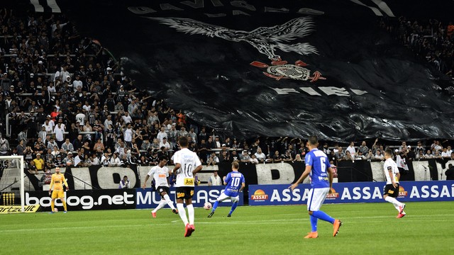 Torcida do Corinthians na arena em Itaquera