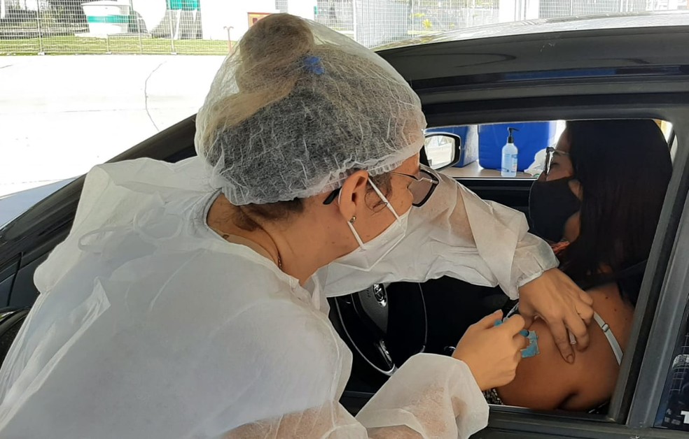 Vacinação contra a Covid-19 no Recife também ocorre no sistema drive-thru, em que não é preciso descer do carro para receber a imunização — Foto: Everaldo Silva/TV Globo