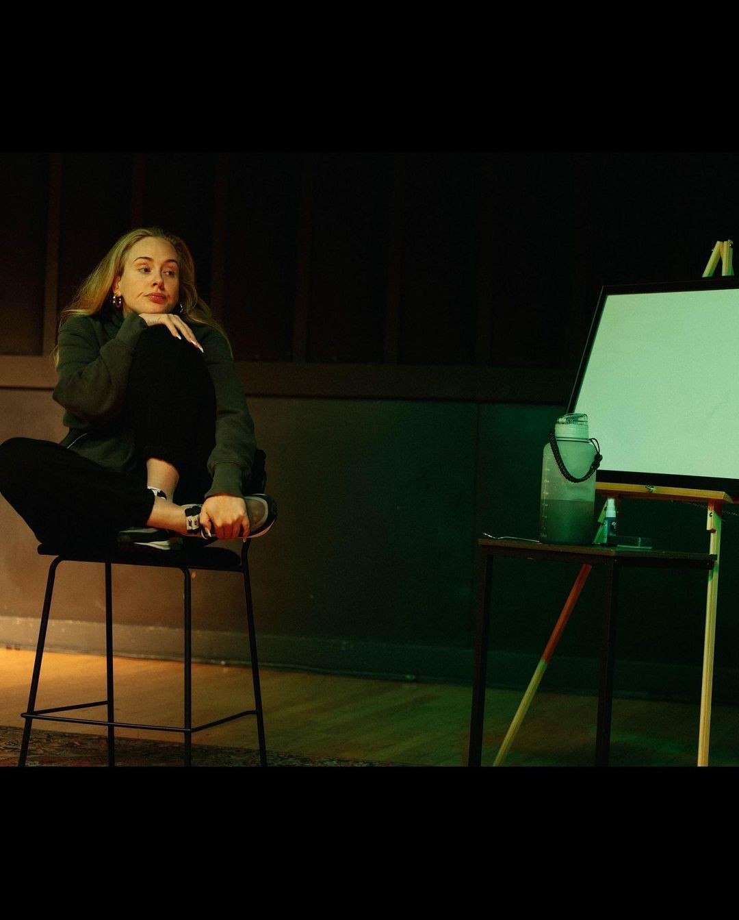 Adele agita a web ao postar fotos de ensaio antes de show (Foto: reprodução/ Instagram)