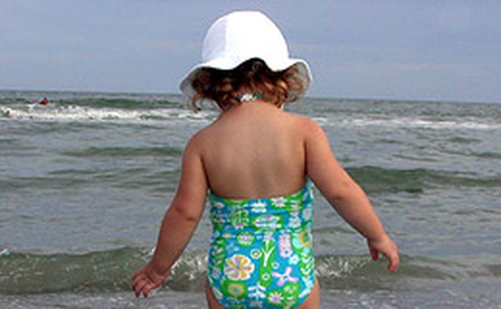 Praia E Piscina Bebes So Devem Usar Protetor Solar Apos 6 Meses De Idade Maes E Filhos Gnt