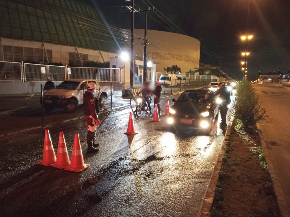 Blitz aconteceu em frente ao colégio Salesiano, na Av. Ayrton Senna, em Nova Parnamirim — Foto: PMRN/Divulgação