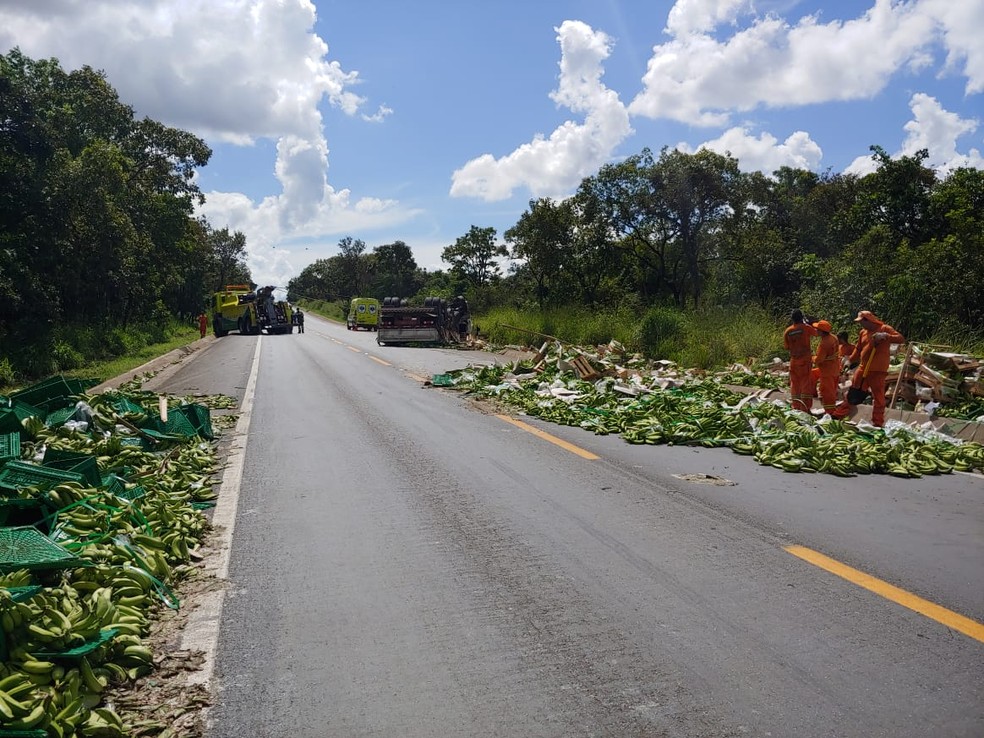 Carga de banana ficou espalhada na pista durante acidente na BR-135 â Foto: PolÃ­cia Militar/ DivulgaÃ§Ã£o