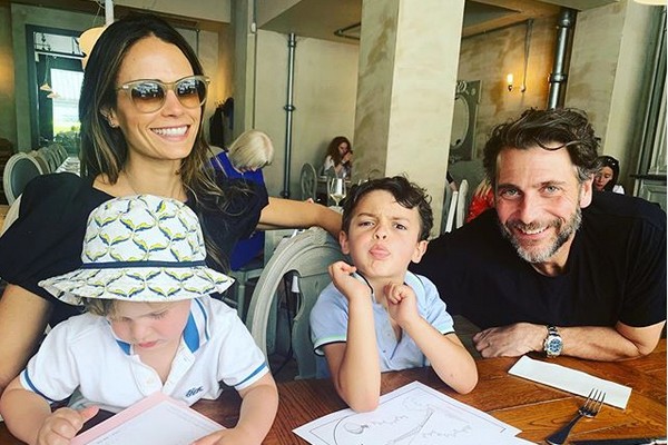 A atriz Jordana Brewster com o ex-marido, Andrew Form, e os filhos dos dois (Foto: Instagram)