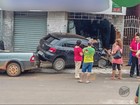 Motorista bate carro em porta de supermercado e fica ferido em MG