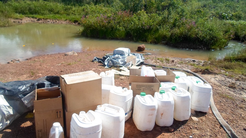 Galões de veneno eram deixados soltos próximo de riacho e acessível a animais e crianças (Foto: Ministério do Trabalho/Ascom)