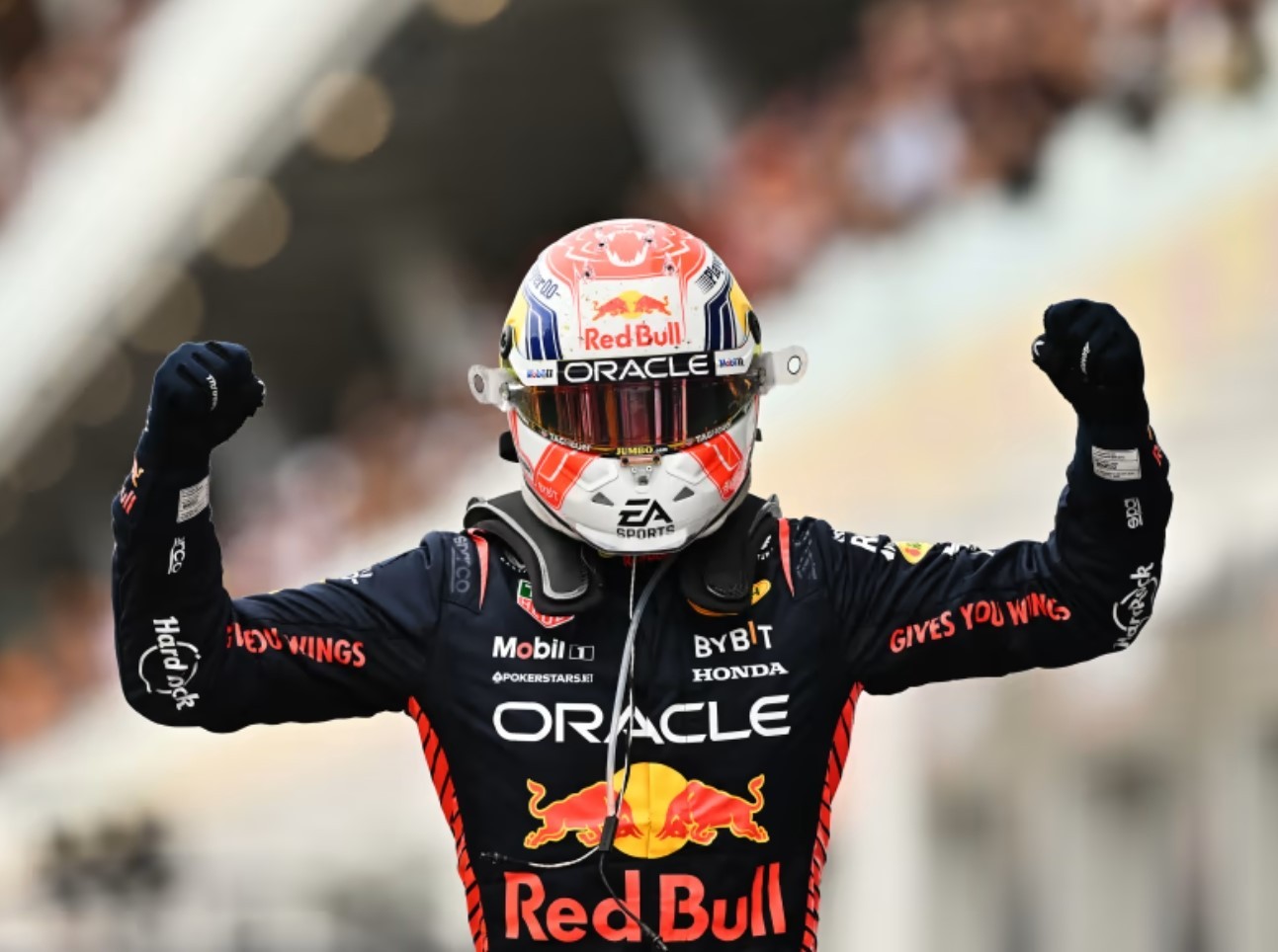 Macacão que Verstappen usou na 100ª vitória da Red Bull na F1 é leiloado por quase R$ 700 mil