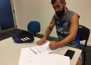 Em recuperação, Douglas conta os dias para voltar a jogar pelo Grêmio