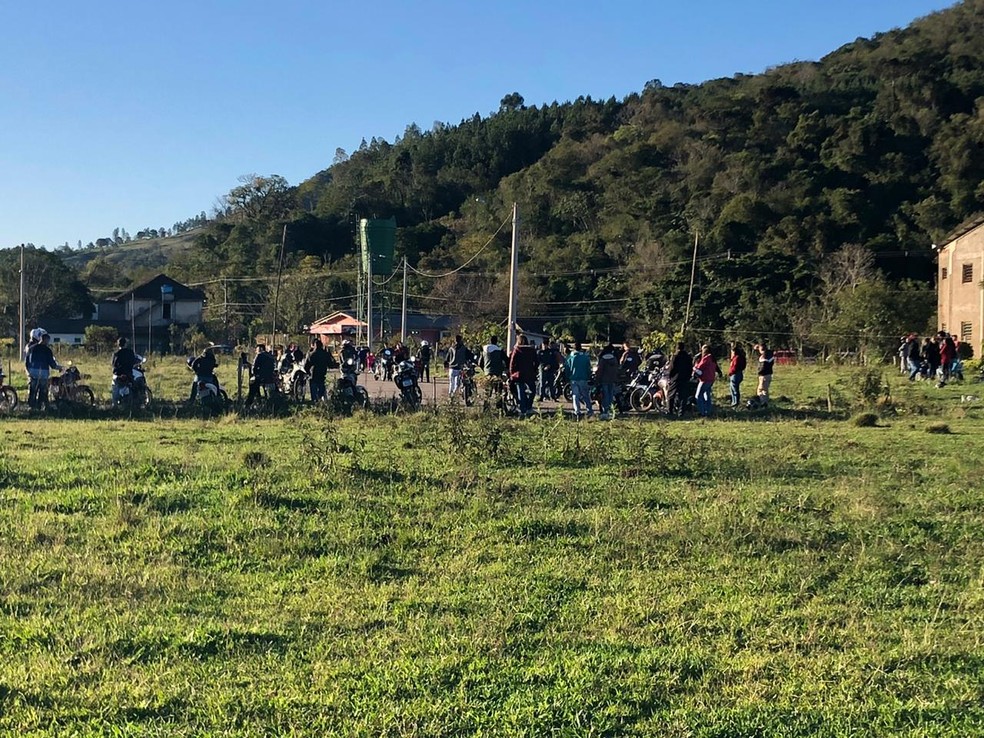 Ao menos 500 pessoas foram flagradas pela polícia em terreno baldio em Taquara — Foto: Divulgação/BM